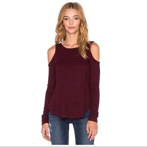 Heathered Rib Cold Shoulder Top in Wine Size M